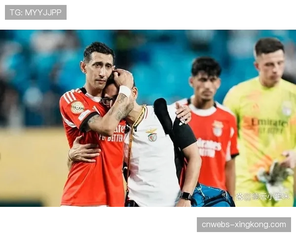 巴萨vs本菲卡一役,主裁判耳机故障导致比赛中断近五分钟